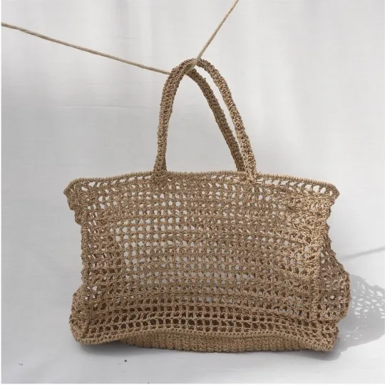 Artesana creando una prenda de crochet